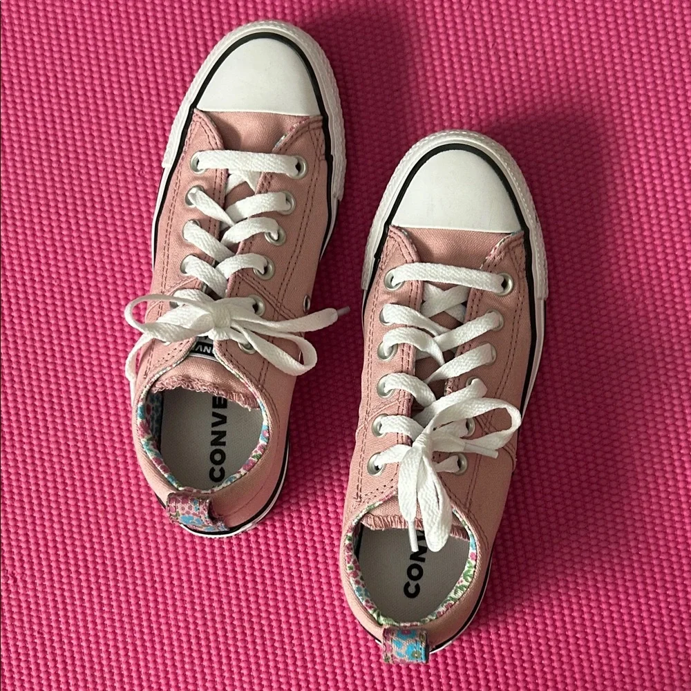Converse Pink Canvas Low-Top Sneakers with Floral Heel Tab size 6.5 - Picture 1 of 4